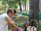 Лицей почтил память жертв нацизма, возложив корзины цветов к памятным знакам